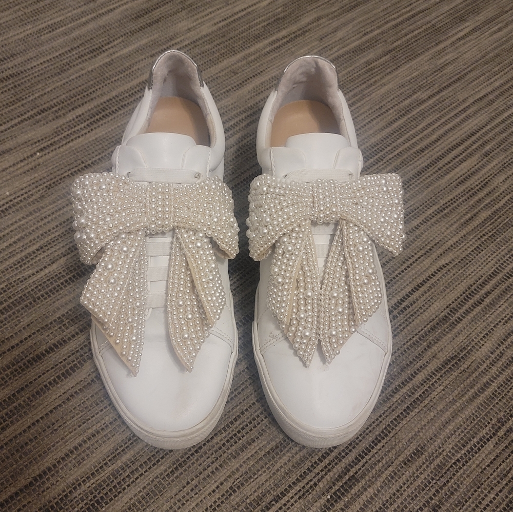 White slip-on sneakers with pearl-embellished bow